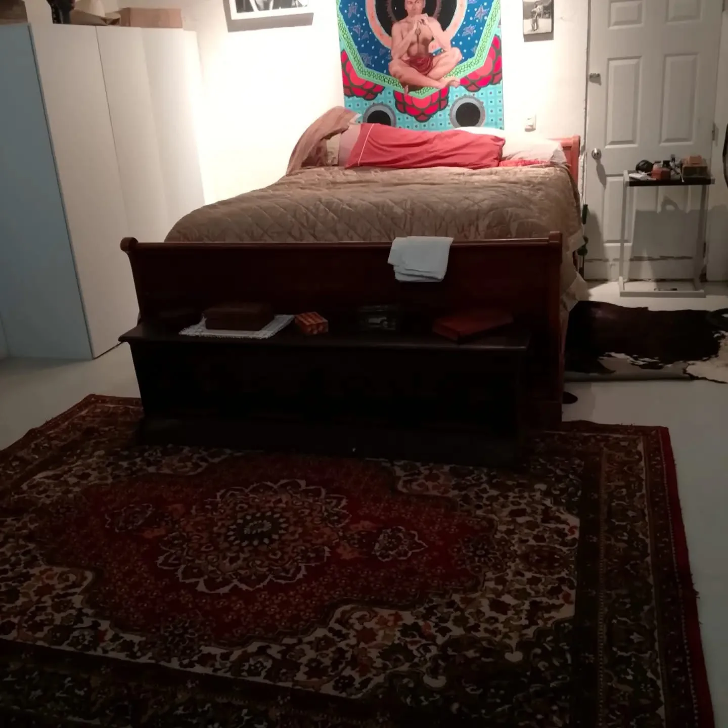 Recámara con cama y colchón