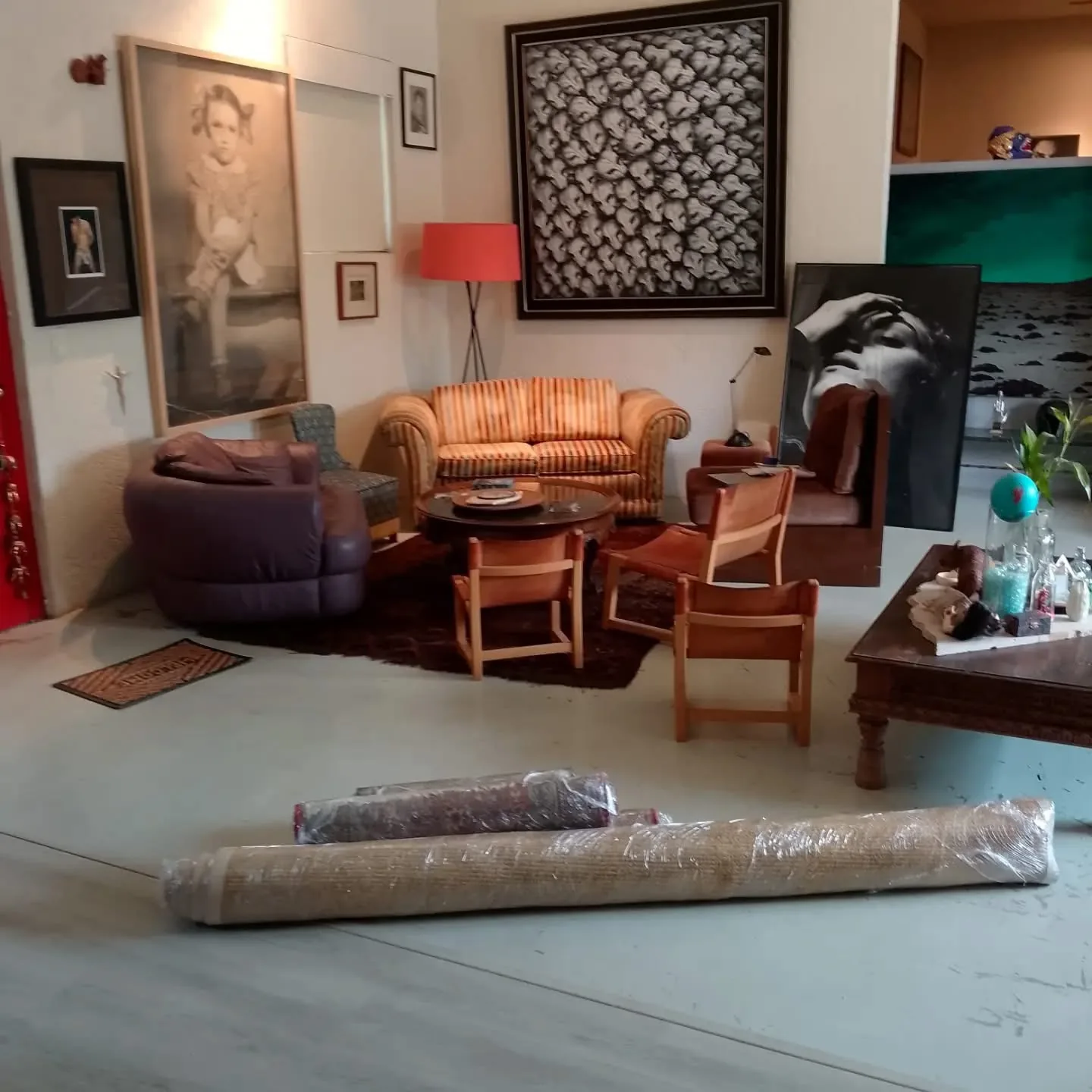 Sala con sillones y muebles tapizados
